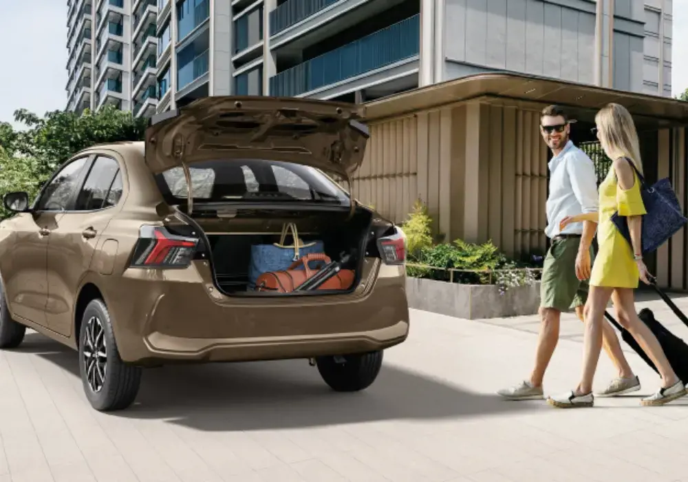 Vista trasera de un nuevo Suzuki Dzire Híbrido